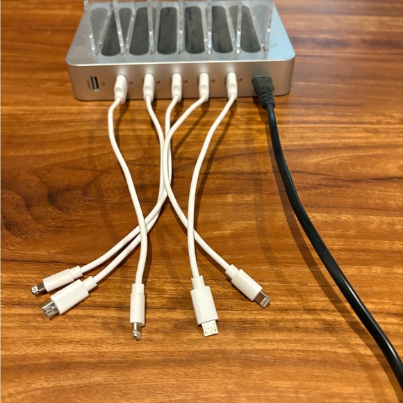 Charging Station for Multiple Devices - Picture 2 of 3